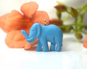 Pendentif éléphant de créateur avec serti clos de pierres précieuses, breloque animale, style bohème, plaqué or 18 carats, certifié IGI, 7,2g, pour soirée et mode - Product Image 3