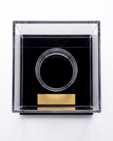Vitrine de présentation moderne en acrylique transparent écologique pour balle de cricket en forme de cube poli, avec base noire, personnalisable pour comptoir