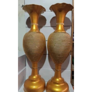 C'est une paire de vases de sol en fonte dorée. - Product Image 1