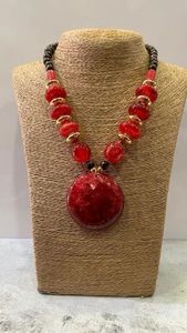Collier fait main en perles de résine multicolores, nouveau design, best-seller, avec pendentif en métal - Product Image 3
