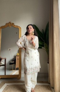 Ensemble élégant Salwar Kameez pour femme, idéal pour les fêtes, avec haut, bas et dupatta imprimés numériquement, disponible en XXL - Product Image 4