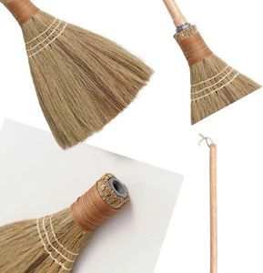 Balai à herbe coloré de petite taille avec manche en plastique – Moderne, écologique, durable – Balai de nettoyage domestique pour sols – En promotion - Product Image 1