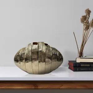 Vase à fleurs décoratif en métal doré pour décorations festives, décoration de table de luxe, vase à fleurs pour une mise en scène raffinée. - Product Image 3