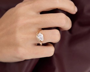 กำไลข้อมือเทนนิสทองคำขาว เพชรเลี้ยงในห้องปฏิบัติการ 2.05 กะรัต E VS1 ความใสระดับ PEAR ทรงเหลี่ยมเจียระไนแบบบริลเลียนท์ เครื่องประดับสำหรับผู้หญิง น้ำหนัก 10 กรัม ผู้ผลิต OEM จำหน่ายโดยตรง - Product Image 5