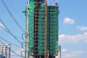 ตาข่ายนิรภัยก่อสร้างสีน้ำเงินและสีขาวสำหรับป้องกันอาคาร ตาข่ายนิรภัยสำหรับโครงสร้างก่อสร้าง ป้องกันสภาพอากาศ - Product Image 2
