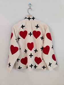 เสื้อแจ็คเก็ตผู้หญิงแขนสั้นกำมะหยี่สีแดงปักลายตาปีศาจและลายซูซานี ทำมือ สำหรับฤดูหนาว แบบสองด้าน ระบายอากาศได้ดี เป็นมิตรกับสิ่งแวดล้อม - Product Image 5