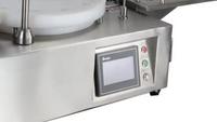 Machine de remplissage et de scellage semi-automatique pour liquides, idéale pour les petits flacons aérosols, les huiles essentielles et les cosmétiques.