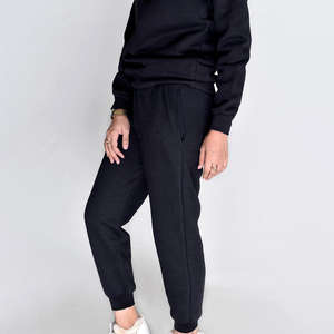 ชุดวอร์มผู้หญิงคุณภาพดีที่สุด สีดำ เสื้อผ้าฤดูหนาวน้ำหนักเบา สวมใส่สบายและมีสไตล์ ให้ความอบอุ่นและสบายตัว ผลิตจากผ้า 100% - Product Image 6