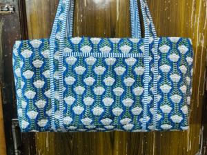 Bolsa de Viaje de Gran Capacidad para Fin de Semana, Bolsa de Lona Acolchada con Estampado de Bloques, Bolsa de Yoga de Algodón Suave - Product Image 1