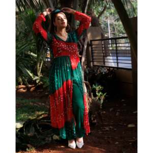 Ensemble Kurta Bandhej multicolore en tissu chiffon rouge et vert, taille XS, pour soirée, élément de mode à couleurs contrastées - Product Image 1