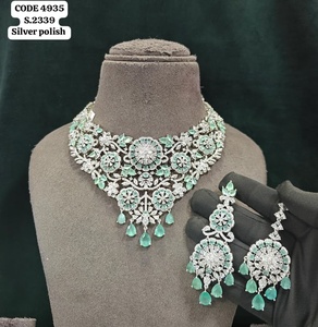 Conjunto de collar llamativo con diseño floral en plata chapada, pendientes de borla en forma de lágrima y conjunto de joyería nupcial para boda con mang tika. - Product Image 1