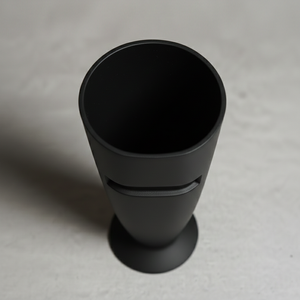 Vase à fleurs moderne noir mat avec une base en piédestal évasée, un corps conique élancé et des détails horizontaux encastrés pour la décoration - Product Image 5