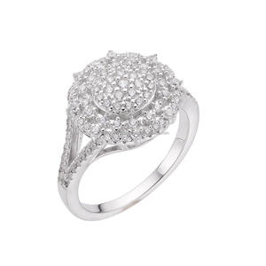 Bague cocktail de luxe en argent sterling 925 avec cluster de diamants moissanite, centre rond surélevé et détails de pierres brillantes - Product Image 1