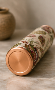 Bouteille d'eau artisanale en cuivre pur imprimée avec un motif floral, bouchon en cuivre étanche et finition élégante - Product Image 3