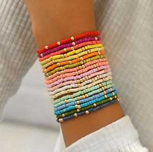 Bracelets superposés en perles de vinyle colorées avec de minuscules perles d'espacement dorées, disponibles à prix de gros. - Product Image 1