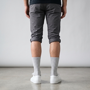Calcetines grises con logo blanco en el puño, transpirables, de punto, para uso casual, para adultos. - Product Image 4