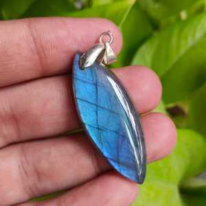 NIKHIL GEMS Pendentif en labradorite de qualité supérieure 44 carats Pierre précieuse bleue naturelle Argent 925 Plaqué or/argent Bijoux vintage unisexe OEM - Product Image 4