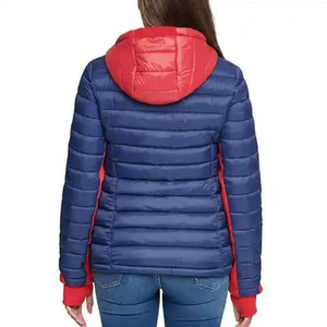 Chaqueta acolchada de plumón para mujer, diseño personalizado, color morado y rojo, con capucha y cuello acolchado, para invierno. - Product Image 3