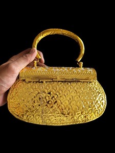 กระเป๋าคลัทช์ทองเหลืองสลักลายทันสมัยพร้อมช่องใส่ของแบบโซ่ ราคาพิเศษ ของชำร่วยงานแต่งงาน ทองเหลืองพรีเมียม สำหรับผู้หญิง โดย UO - Product Image 3