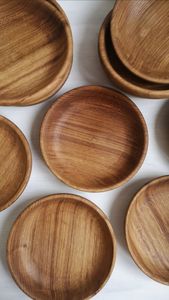 Assiette ronde en bois faite à la main, assiette de service en bois rustique naturel pour table à manger, cuisine, restaurant et décoration intérieure - Product Image 4