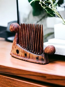 Peigne à barbe décoratif en bois fait main, sculpture rustique, pièce d'art pour la maison, pour collectionneurs, cadeau artistique - Product Image 3