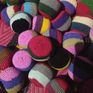 Minzi Industries Modelo 1445 Hacky Sack Tejido a Mano, Pelota de Malabarismo Suave Rellena de Pellets de Hilo de Algodón con Amortiguación Trenzada - Product Image 4