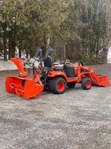 Mini Tractor Diésel Kubota BX2680 4X4 Resistente, Perfecto para las Necesidades Agrícolas Modernas, con Motor Eficiente y Fácil Operación - Product Image 1