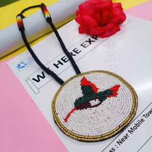 Collier pendentif oiseau artisanal perlé avec perles rouges, vertes, noires, blanches et dorées et cordon long pour un style artistique, traditionnel et culturel - Product Image 1