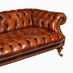 Magnifique canapé Chesterfield du XIXe siècle en cuir et noyer, avec capitonnage profond, accoudoirs roulés et design antique classique - Product Image 5