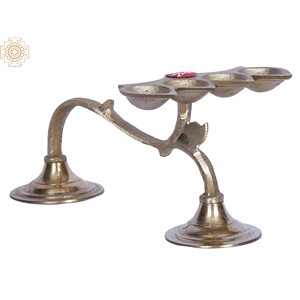 Aarti Diya en laiton de 9 pouces fait à la main avec quatre mèches petit accessoire ethnique fabriqué en Inde - Product Image 1