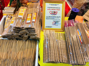 Paquete de Varillas de Incienso Natural Color Marrón Empaquetadas en Envoltura de Plástico para Uso en Fragancias y Aromaterapia - Product Image 2