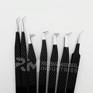 Pince à épiler RMI Diamond Grip, revêtement noir mat, pointe argentée, base blanche, testée à la main, acier inoxydable, préhension parfaite pour les cils - Product Image 2