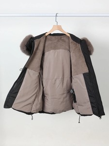 Veste d'hiver en cuir PU noir tissé avec garniture en fourrure de renard, fermeture éclair sur le devant, poches à rabat, coupe régulière, unisexe, manches longues - Product Image 2