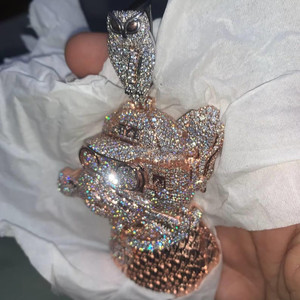 Pendentif Hip Hop personnalisé en laiton plaqué or rose avec diamant taille émeraude et moissanite VVS, bijoux fins - Product Image 1