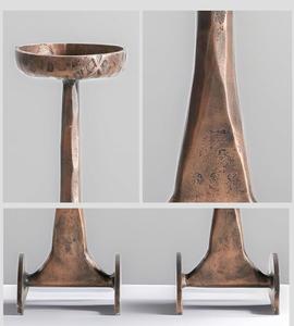 Candelabro de Metal Hecho a Mano, Forma Cilíndrica, Decoración del Hogar, Acabado Rústico en Bronce - Product Image 4