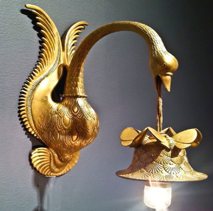 Escultura de pared con cabeza de león dorada regal, sosteniendo una linterna de cristal, disponible a precios de mayorista. - Product Image 6