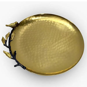 Plateau de service décoratif rond plaqué or, design Arrivée, pour usage domestique, texture martelée avec motif de branche feuillue - Product Image 1
