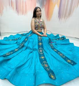Chaniya Choli de seda rusa premium con blusa bordada de hombros descubiertos y dupatta con estampado digital. Navratri 33, choli de diseñador Meera. - Product Image 2