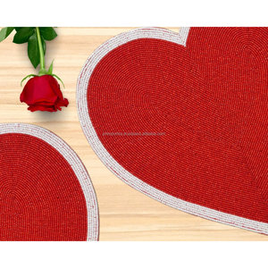 Salvamantel de Cuentas de Cristal Hecho a Mano con Corazón Rojo, Tapete de Mesa de Cuentas de Cristal, Plato Decorativo para San Valentín con Borde Blanco, Decoración de Mesa - Product Image 2