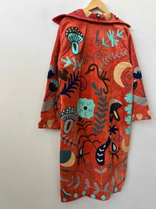 Robe veste en velours chaud richement texturé, brodée Suzani, style bohème, manteau ouzbek, vêtement floral tendance, cadeau pour elle - Product Image 2