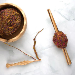 Crochet en bois léger et lisse, outil essentiel pour les artisans créatifs et les designers - Product Image 1