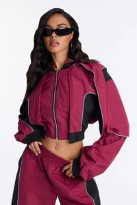 Ensemble de survêtement unisexe imperméable et léger, couleur bordeaux avec blocs de couleur, haut court à manches longues avec cordon de serrage et pantalon large, style streetwear - Product Image 3