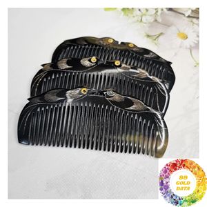 Peigne artisanal en corne de buffle, texture naturelle, accessoire unique pour l'entretien des cheveux, idéal pour les boutiques de cadeaux et les collections de boutiques. - Product Image 4