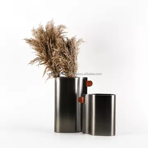 Florero moderno de metal negro de estilo nórdico, florero de cuero para la decoración del hogar y el uso de bodas por Azora Industries - Product Image 4