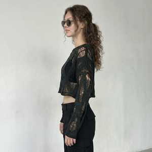 เสื้อครอปถักแบบเว้าสีดำสำหรับผู้หญิง แขนยาว คอกลม สไตล์โบฮีเมียน ทรงหลวม ใส่ได้ทั้งฤดูใบไม้ผลิและฤดูร้อน - Product Image 1