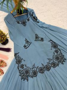 Ensemble Sharara élégant bleu ciel brodé avec dentelle florale noire, extensible et infroissable, tenue de soirée ethnique moderne de créateur - Product Image 5