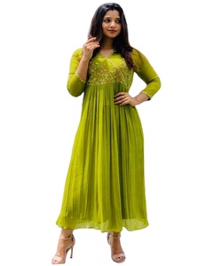 Alphanumero Robe en soie brodée lourde Bollywood Designer Style Livraison à la porte dans le monde entier Disponible au prix de gros vêtement - Product Image 1