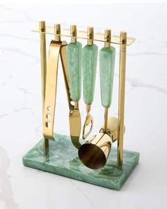 Ensemble de supports à outils de bar en marbre de luxe avec outils à cocktails en acier inoxydable doré, jigger, passoire, ouvre-bouteille, cuillère et support. - Product Image 4