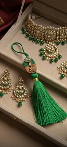 Accesorio para Prendas de Vestir con Borlas Bordadas Verdes y Detalles Dorados - Product Image 4