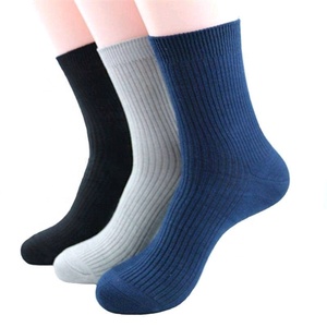 Vente en gros Vêtements de sport de compression avec prise en main et logo personnalisé de qualité supérieure Chaussettes en coton décontractées pour hommes et femmes - Product Image 4